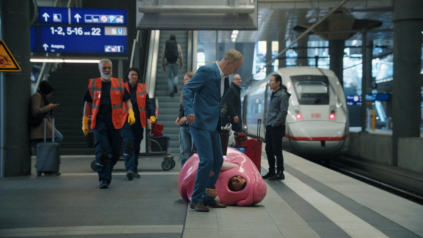 Kaugummi — Am Bahnhof — film still