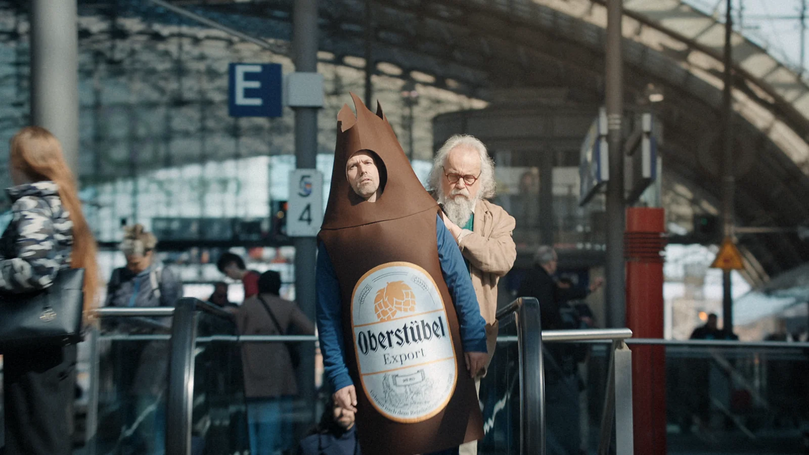 Scherbe — Am Bahnhof — film still