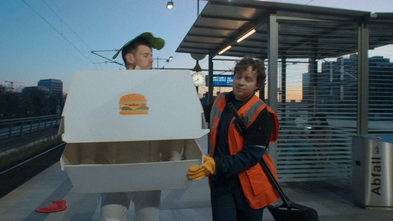 Burger — Am Bahnhof — film still